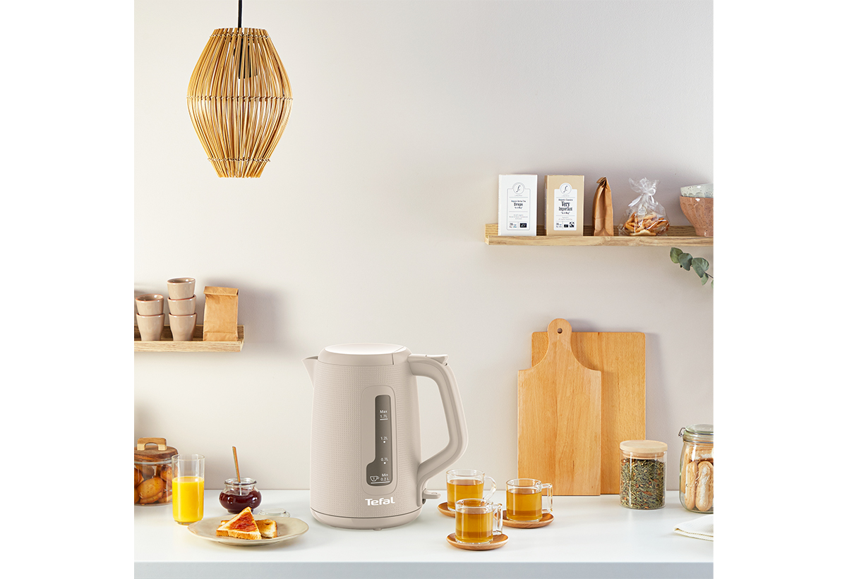 Απεικονίζεται ο βραστήρας τοποθετημένος σε έναν πάγκο κουζίνας.